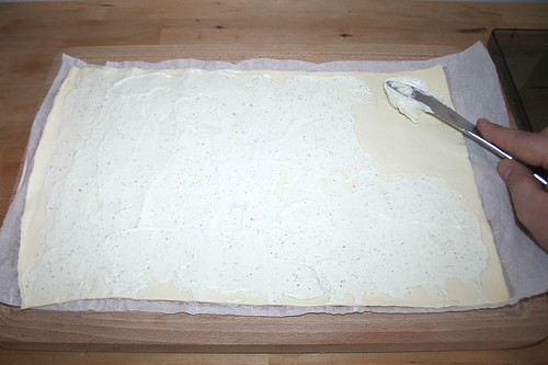 18 - Blätterteig mit Frischkäse bestreichen / Spread puff pastry with cream cheese