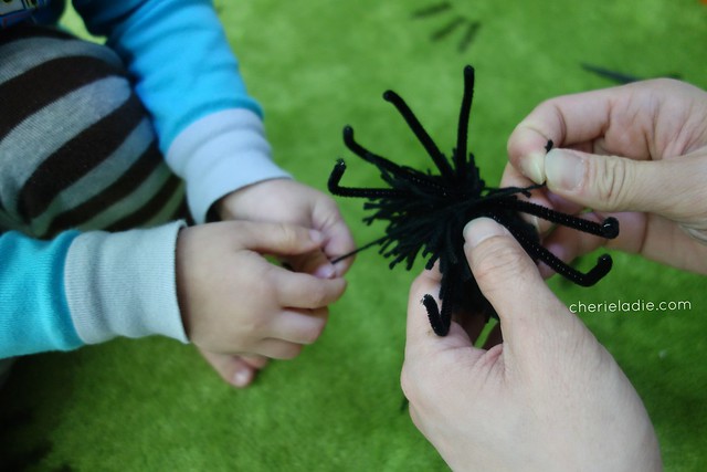 Putting the spider body & legs together with a knot