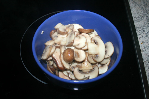 22 - Champignons bei Seite stellen / Remove mushrooms from pan