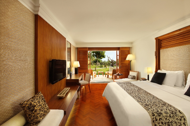 006.Nusa Dua Beach Hotel & Spa - Palace Club Room 01