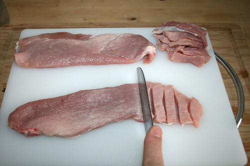 15 - Schnitzel in Streifen schneiden / Cut pork in stripes