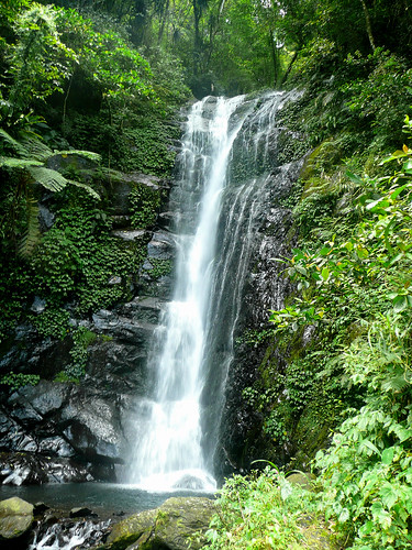 Waterfall into the Tonghou River (桶后溪)