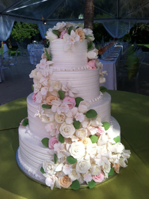 wc-flowers-around-wedding-cake