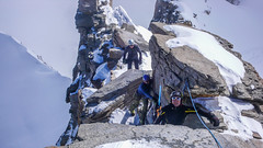 Na szczyt Gran Paradiso 4061m wspinaja sie Marek, Kamil, Paweł i Piotr, ja asekuruje.