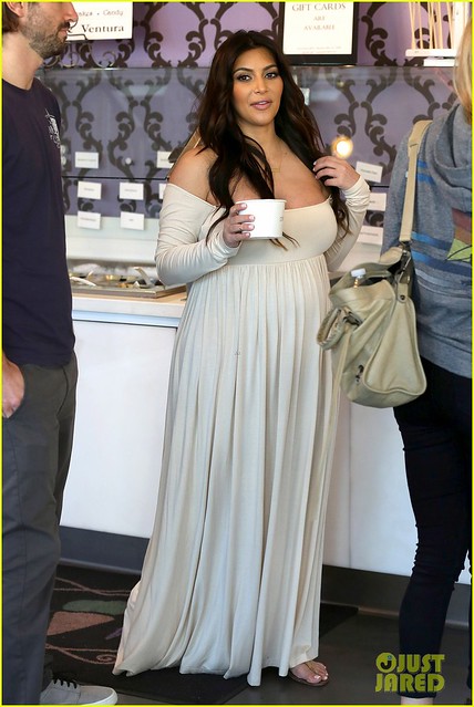 kim-kardashian-pregnant-frozen-yogurt-craving-18