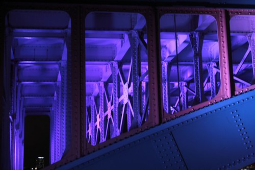 Giochi di luce sulle travi del London bridge