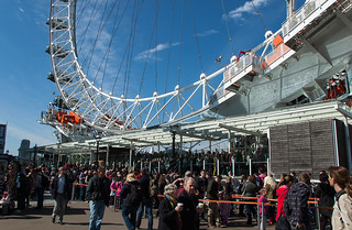 La foule au pied de la grande roue London Eye