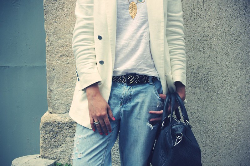 Look: Boyfiend jeans + white blazer