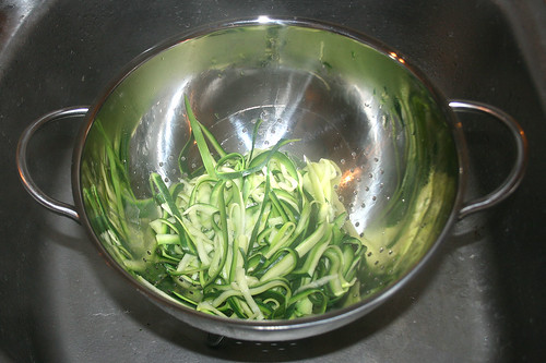 30 - Zucchini abtropfen lassen / Drain zucchini
