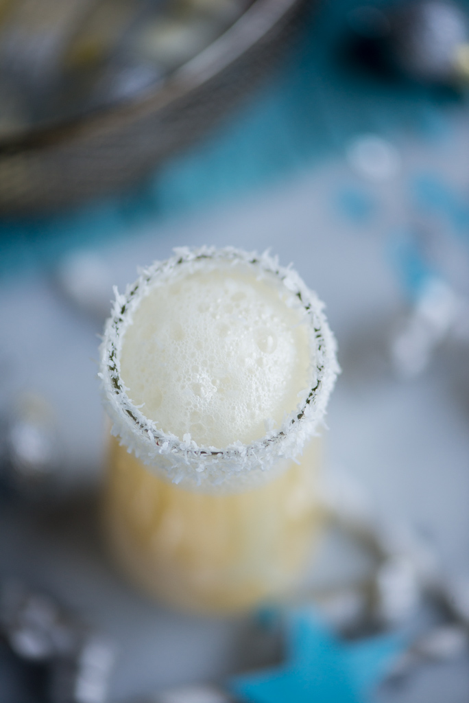 Pineapple Coconut Champagne Cocktail www.pineappleandcoconut.com #NewYears #Cocktail