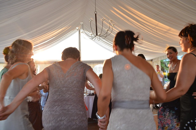 wedding_reception_france_women_dancing