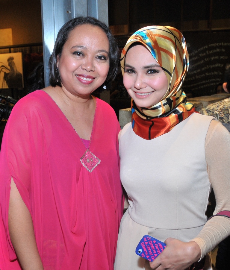 Editor Pengurusan LISA, Izza Safinaz bersama Fida Ibrahim