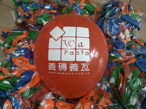 客製化廣告印刷氣球；10吋圓型標準氣球單面單色印刷；紅色、橘色、藍色、綠色印白色墨；義磚義瓦 by 豆豆氣球材料屋 http://www.dod.com.tw