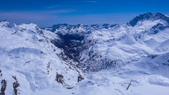 Widok ze szczytu 3242m (w pobliżu Col Basei), na jezioro Lago di Caresole Reale 1573m, w dolinie  Vallle del