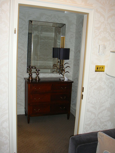 Vista de la zona de entrada con el mueble y el espejo