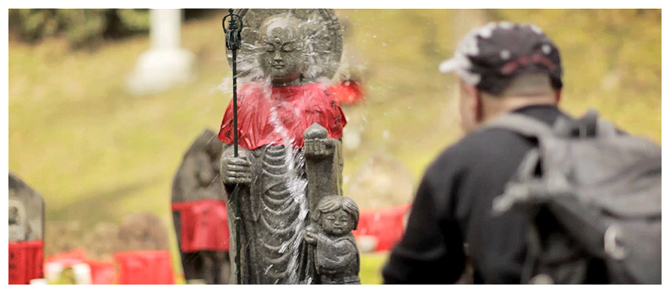 Acte religieux sur une statue de Bouddha, Nara - Japon
