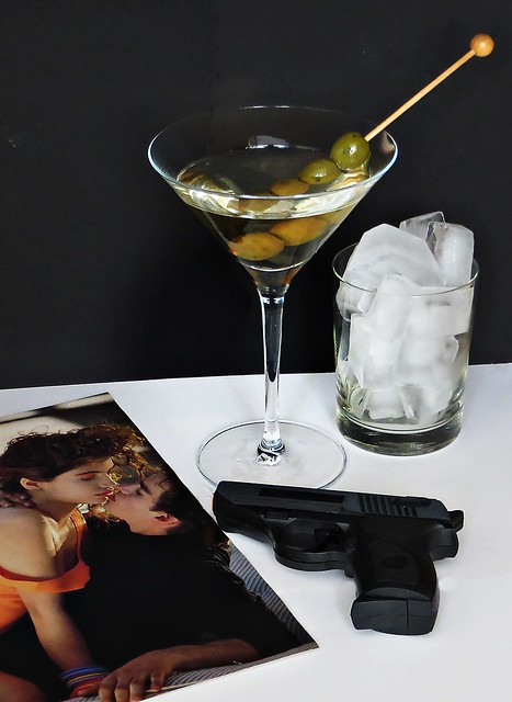 James Bond hat ein Lieblingsgetränk: Wodka-Martini. Geschüttelt , nicht gerührt. / #ShakenNotStirred