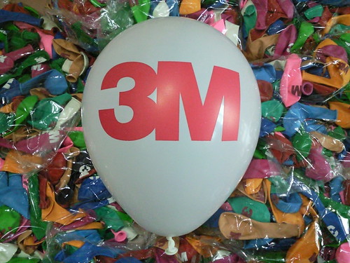 客製化廣告印刷氣球；10吋圓型標準氣球單面單色印刷；深色氣球印紅色墨，淺色氣球印白色墨；3M by 豆豆氣球材料屋 http://www.dod.com.tw