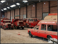 Le dépôt des vieux véhicules de pompiers de L.