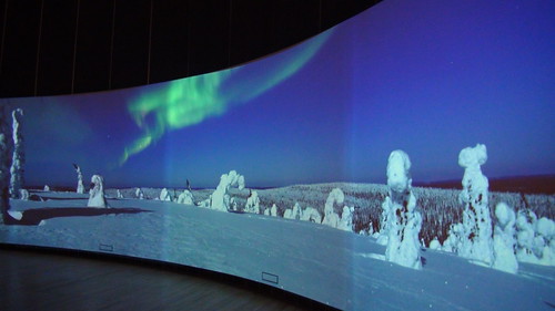 大型螢幕展示芬蘭各地的四季風景 攝影翠珊