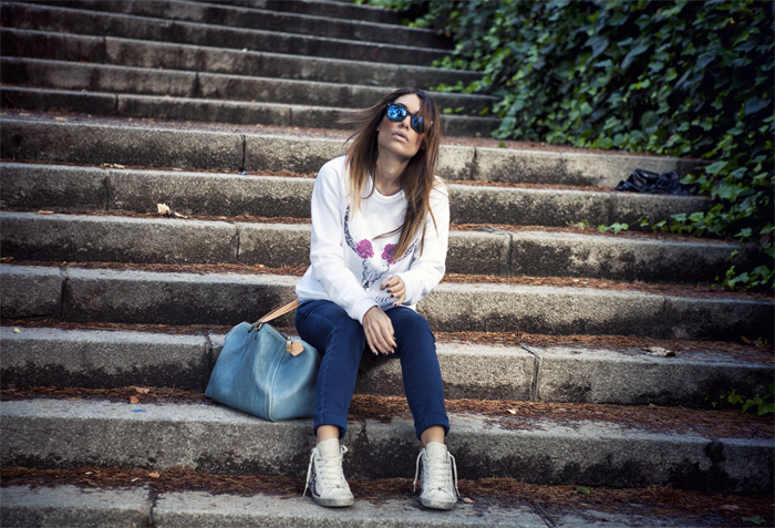 street style barbara crespo white sweatshirt a bicyclette the corner sneakers outfit fashion blogger