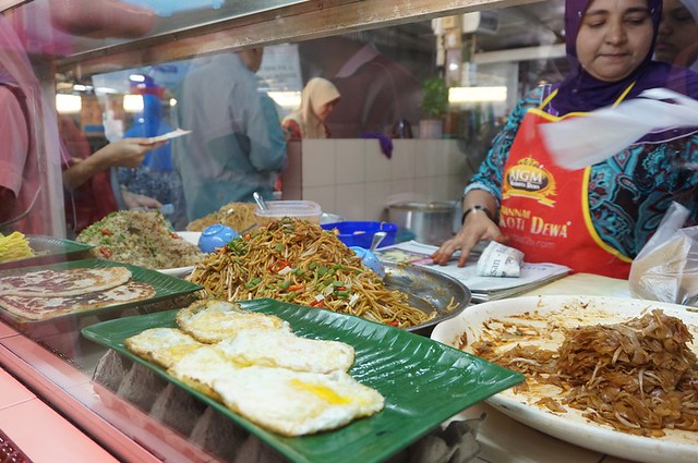 Halal breakfast in Penang Astaka Taman Tun Sardon-023