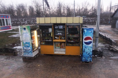 Another snack kiosk on the platform at Еле́ц (Yelets) railway station