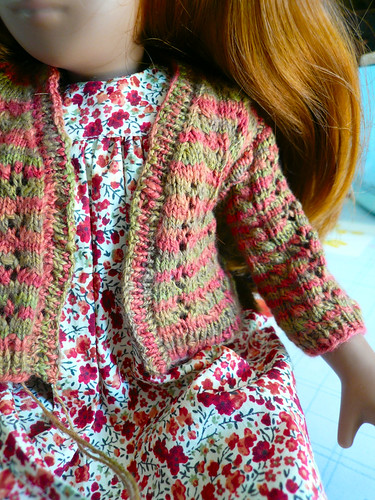 Red-green doll cardigan - one sleeve in (close)