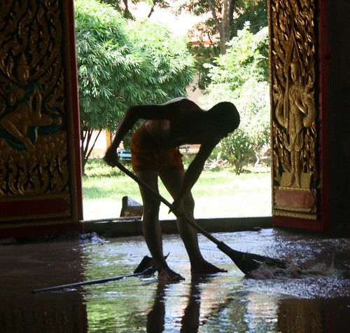 Cleaning temple Wat Luang 3 by tGenteneeRke langs de Mekong