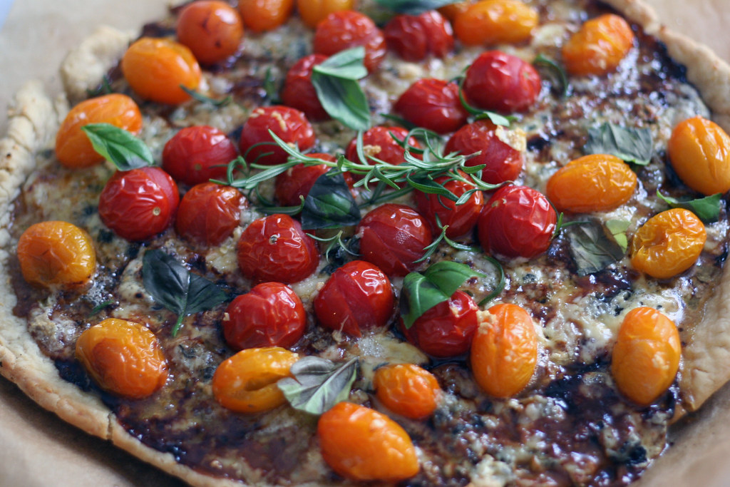 paradeiserpizza mit blauschimmelkäse & balsamico glaze