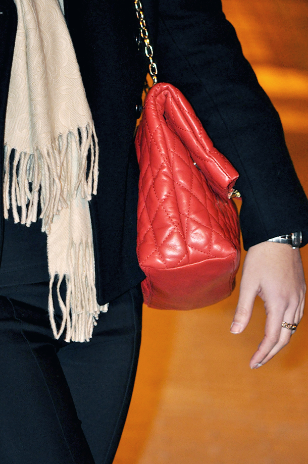 fashion blogger spain, somethingfashion blog valencia, DKNY coat vintage, golden sneakers red zara bag, pearl diadem hairstyles