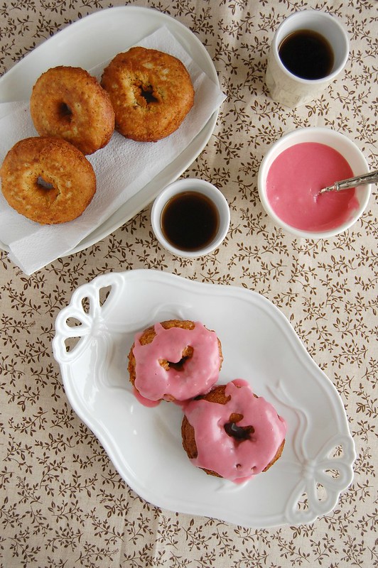 Pistachio doughnuts with rosewater icing / Doughnuts de pistache com glacê de água de rosas