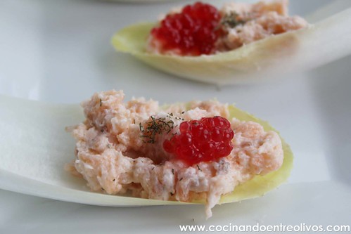 Barquitas de endivias con mousse de salmon www.cocinandoentreolivos (15)