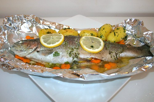 34 - Forelle in Alufolie mit Petersilienkartoffeln - Seitenansicht / Trout in kitchen foil with parsley potatoes - Side view