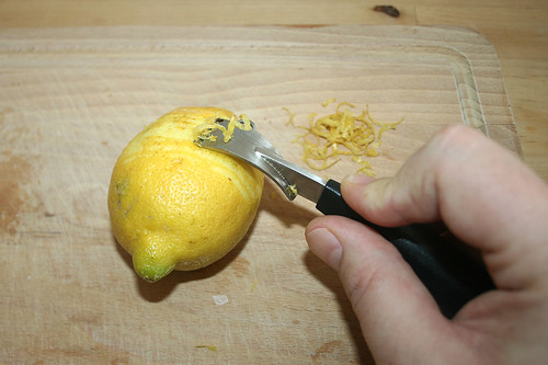 23 - Zitronenschale abreiben / Grate lemon peel
