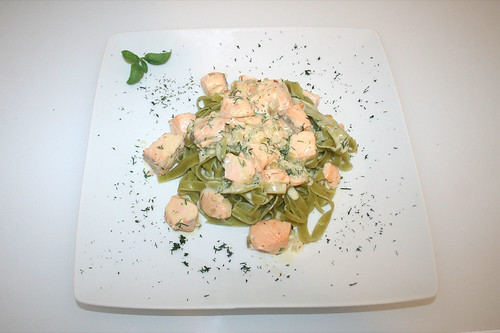 40 - Lachs in Dill-Sahne-Sauce - Serviert / Salmon in dill cream sauce - Served