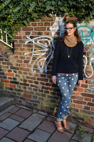polka dot jeans outfit on graffit wall