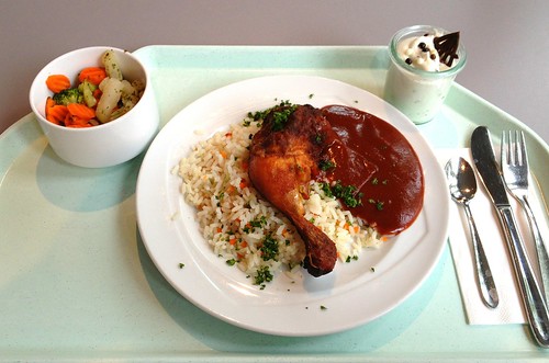 Hähnchenkeule mit BBQ-Sauce & Gemüsereis / Chicken leg with BBQ sauce & vegetable rice