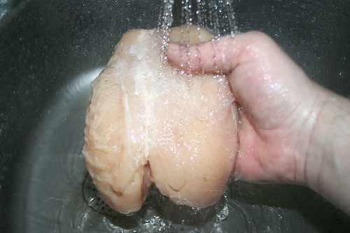 11 - Hähnchenbrust waschen / Was chicken breast