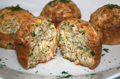 48 - Lachs-Zucchini-Muffins - Querschnitt / Salmon zucchini muffins - cross section