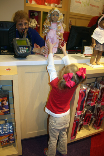 Shop_Aut-reaching-for-doll-from-cashier
