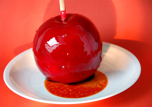 Liebesapfel Pommes d'amour Apfel Karamell rot gefärbt Holzstäbchen