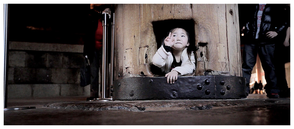 Enfant dans le "nez de Bouddha" au temple Todai-ji, Nara - Japon