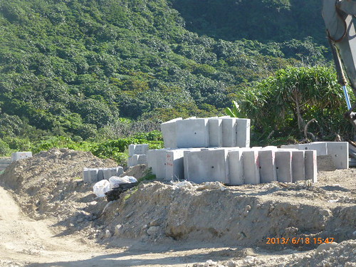 從台灣本島運來的水泥型框。徐嬋娟攝。