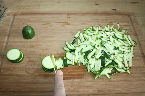 13 - Zucchini in Stifte schneiden / Cut zucchini in stripes