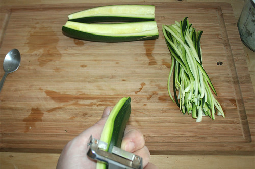 14 - Zucchini in Streifen schneiden / Cut zucchini in stripes