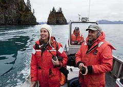 參與渦流計畫的藝術家Pam Longobardi（左）科學家John Maniscalco（後方）與科學家Carl Safina，2011年攝於阿拉斯加復活灣（攝影：Kip Evans；照片提供：藍色海洋研究所）