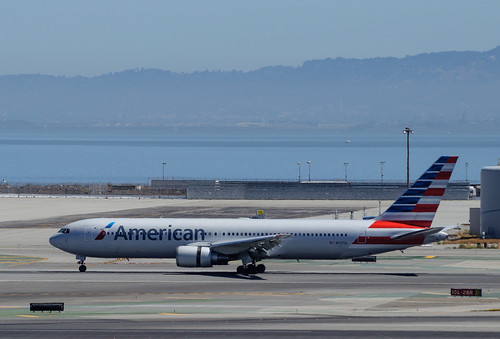 American Airlines - N7375A