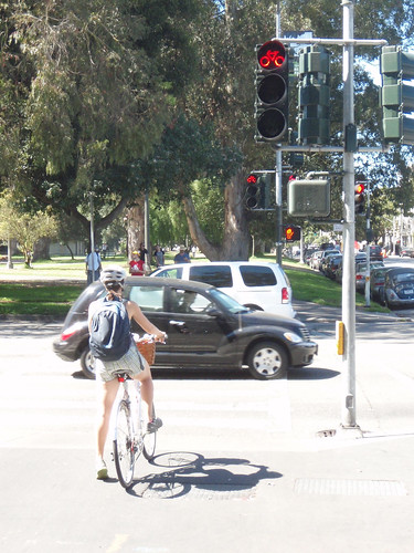 San Francisco respects their bicyclists: they got a special traffic light