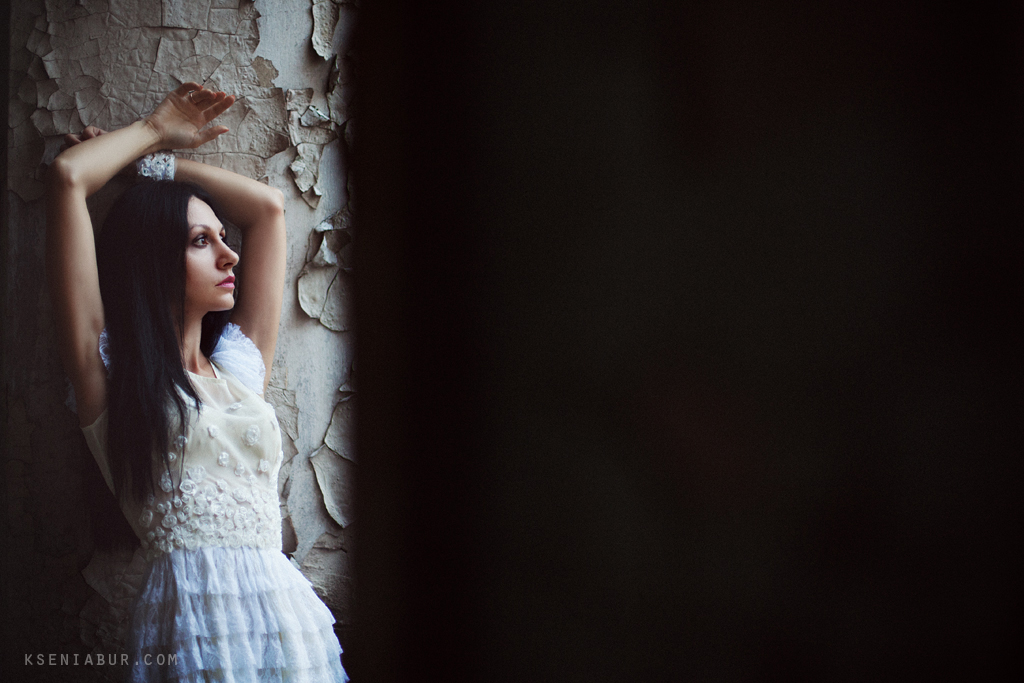 Фотосессия девушки в заброшенном здании